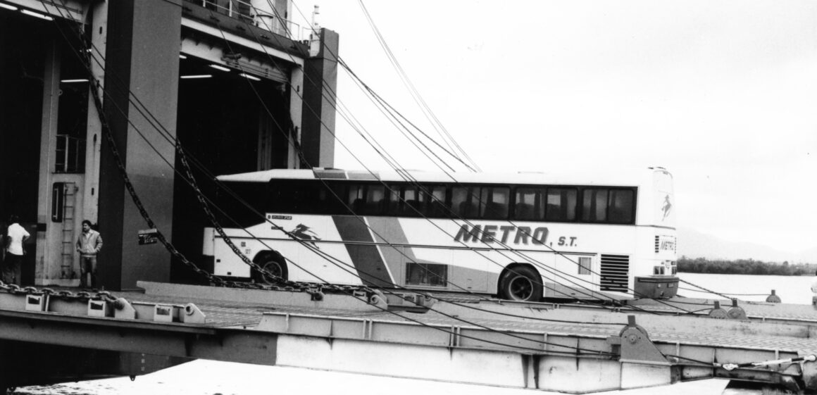 Navio carrega ônibus Nielson
