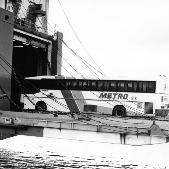 Navio carrega ônibus Nielson