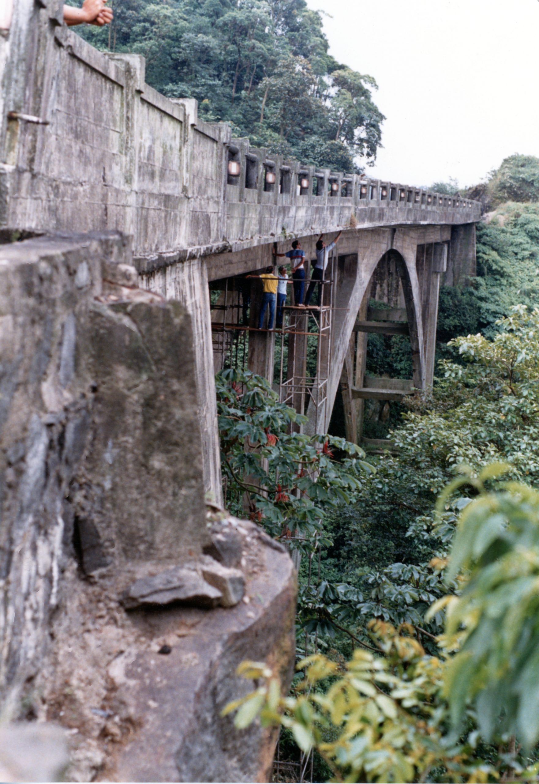 Detalhes de manutenção do viaduto Anchieta-Imigrantes em foto de 1987