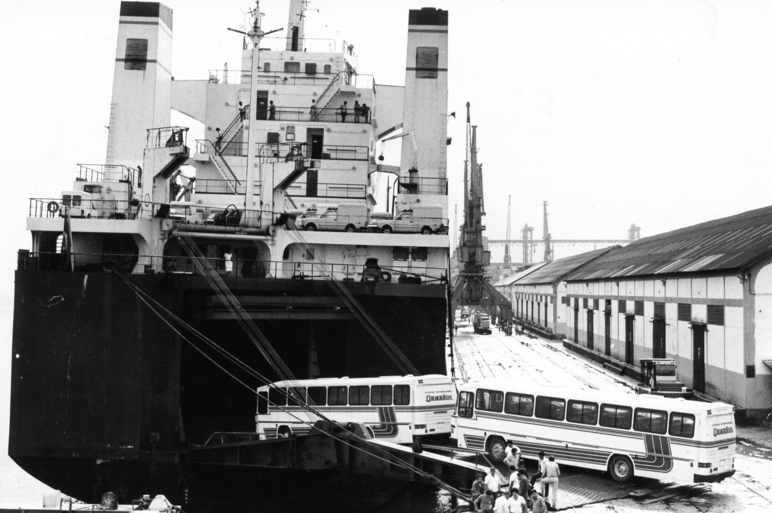 Ônibus Volvo B58 sendo embarcados em navio para transporte