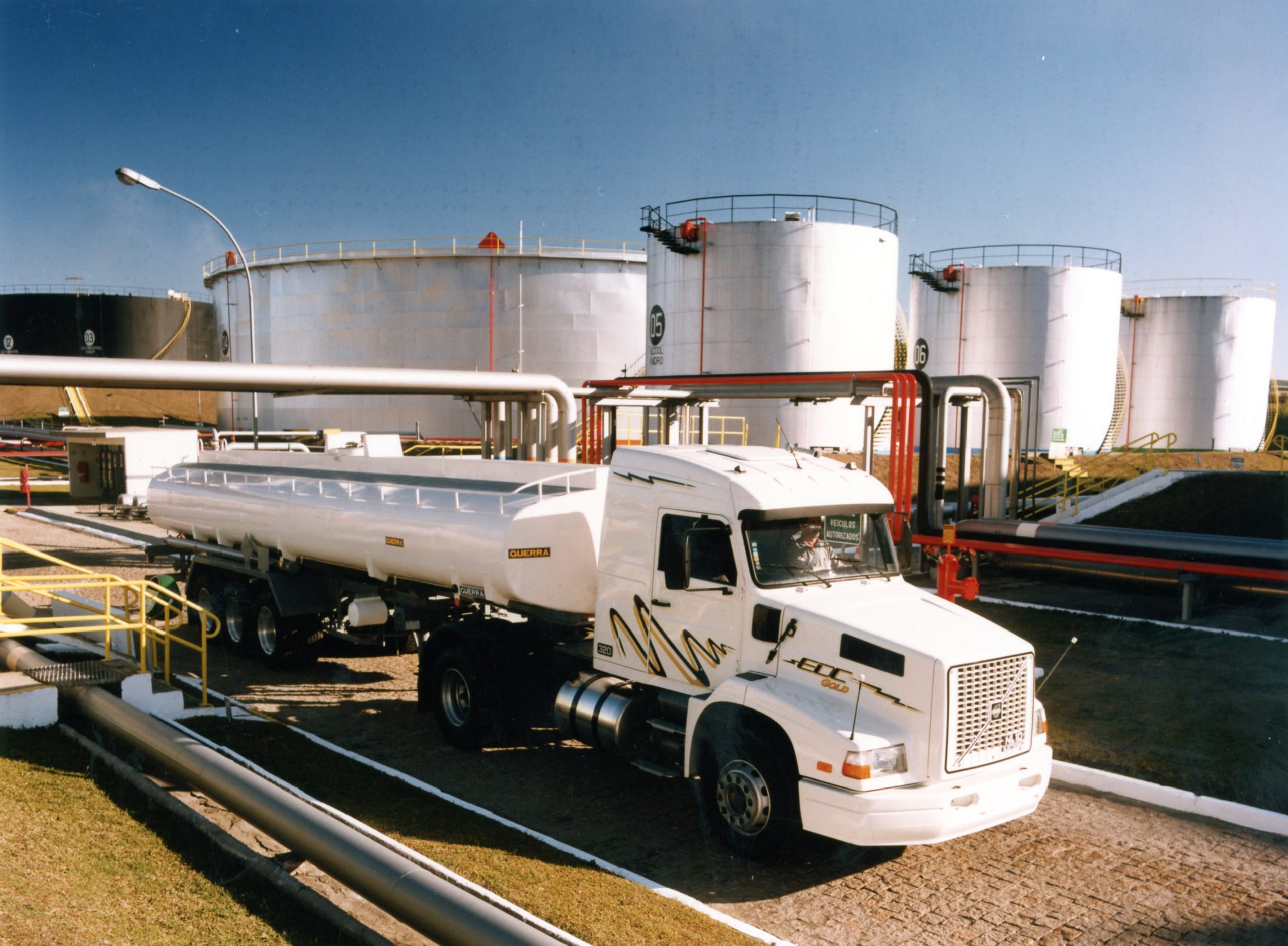 Linha de caminhões para transporte de combustíveis com mais conforto e segurança