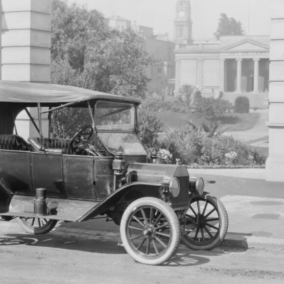 Henry Ford lança o Ford T Henry Ford lança o Ford T