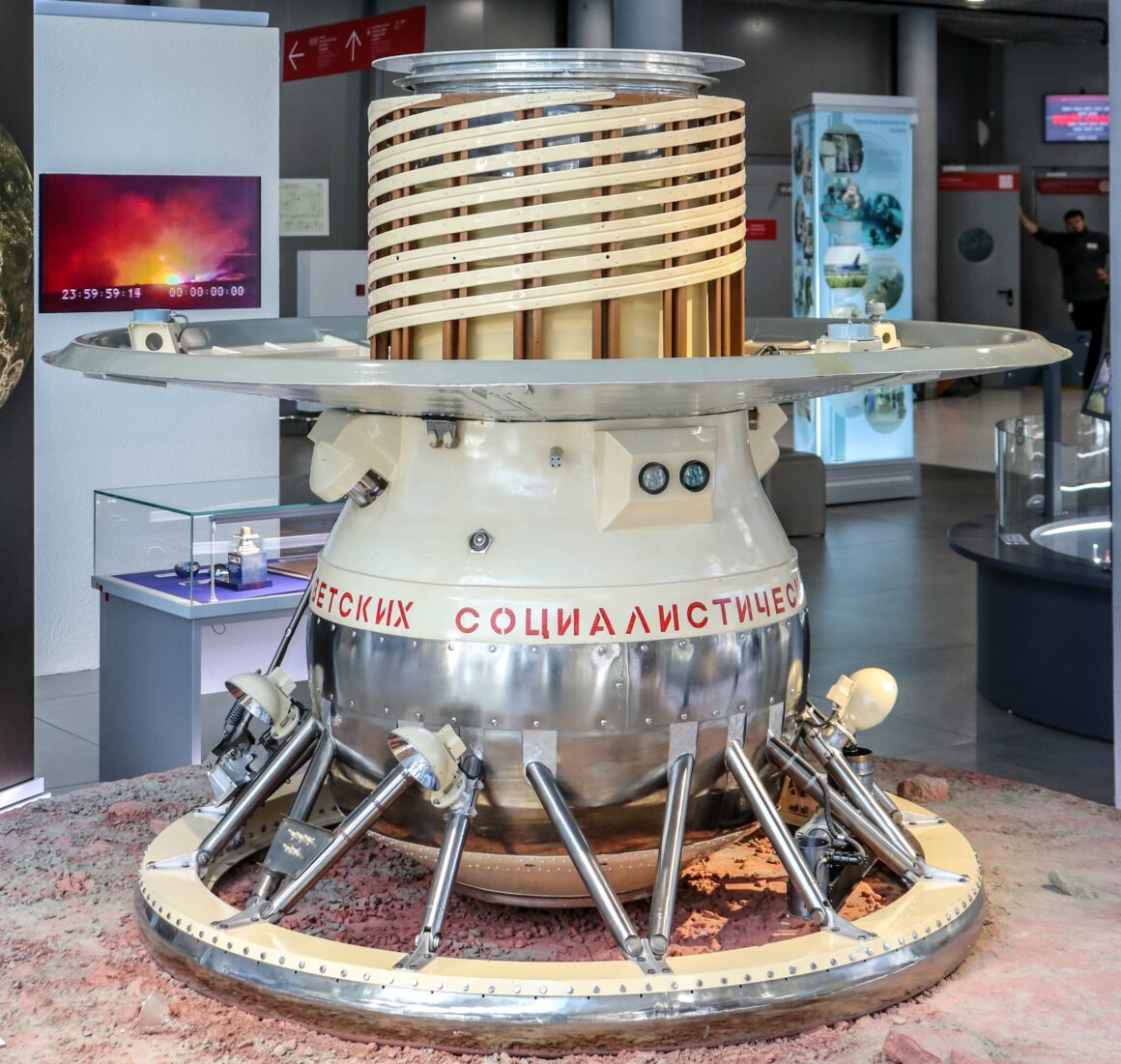 A missão espacial soviética Venera 9 chega a Vênus