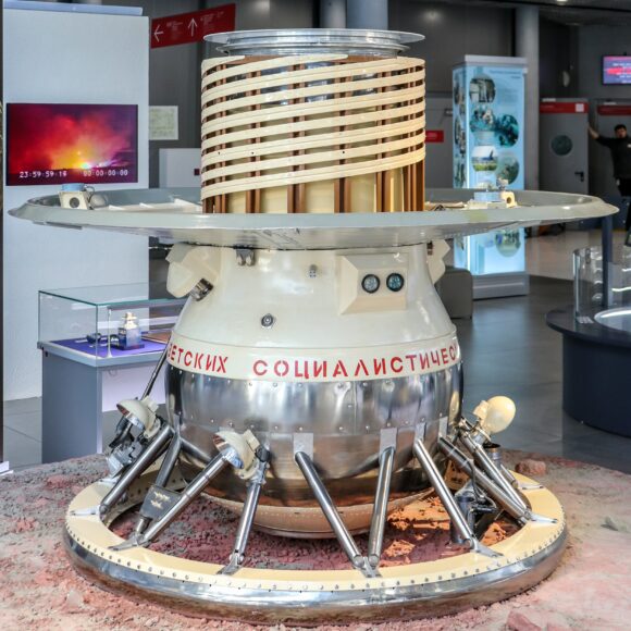 A missão espacial soviética Venera 9 chega a Vênus