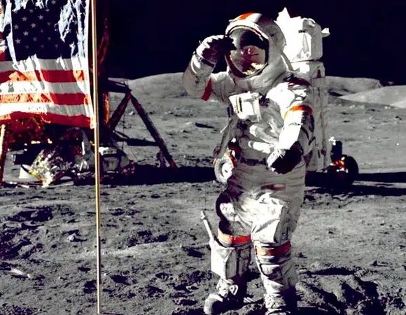 Apollo 17 retorna à terra após missão de pouso lunar tripulada da NASA Apollo 17 retorna à terra após missão de pouso lunar tripulada da NASA