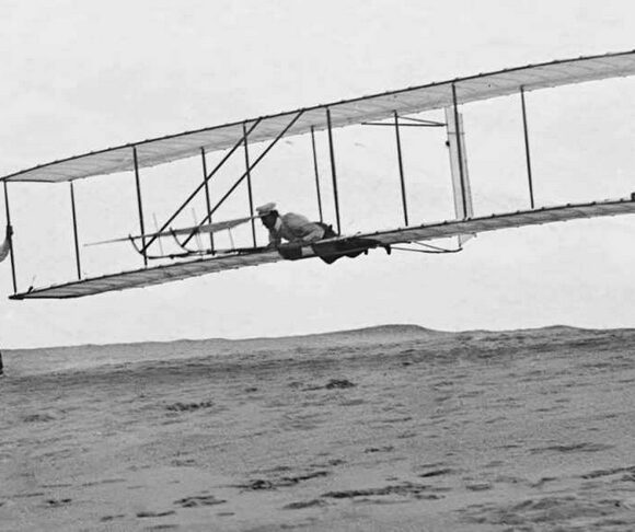 Primeiro voo do Wright Flyer, aeronave motorizada dos irmãos Wright. Primeiro voo do Wright Flyer, aeronave motorizada dos irmãos Wright.