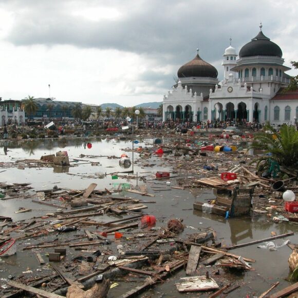 Tsunami atinge a Indonésia
