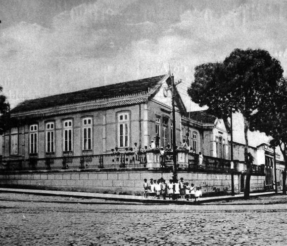 Fundada a primeira instituição de ensino superior no Brasil Fundada a primeira instituição de ensino superior no Brasil