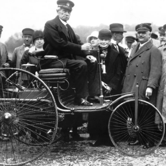 Karl Benz patentea o primeiro automóvel bem-sucedido movido a gasolina