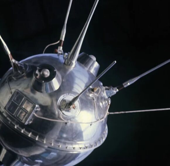 Lançada a sonda soviética Luna 1 Lançada a sonda soviética Luna 1