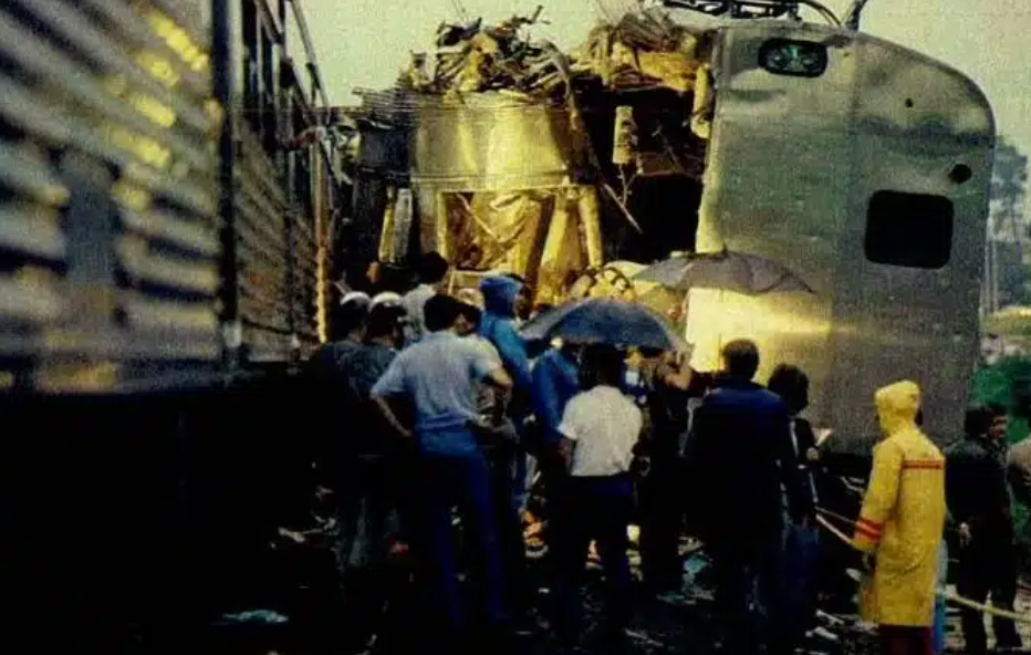 Choque entre duas locomotivas na estação Itaquera
