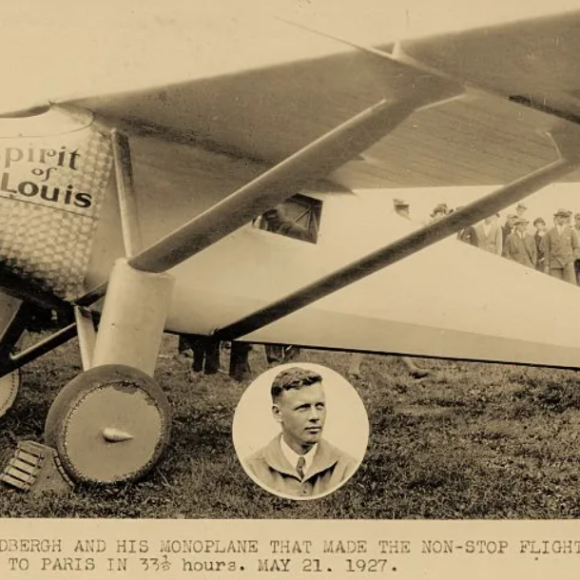 Charles Lindbergh recebe Medalha de Honra por ter realizado o primeiro voo solo transatlântico. Charles Lindbergh recebe Medalha de Honra por ter realizado o primeiro voo solo transatlântico.