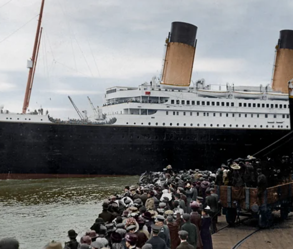 O navio Titanic deixa o porto de Southampton rumo aos Estados Unidos, em sua primeira e única viagem.
