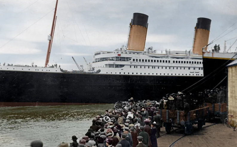 O navio Titanic deixa o porto de Southampton rumo aos Estados Unidos, em sua primeira e única viagem. O navio Titanic deixa o porto de Southampton rumo aos Estados Unidos, em sua primeira e única viagem.