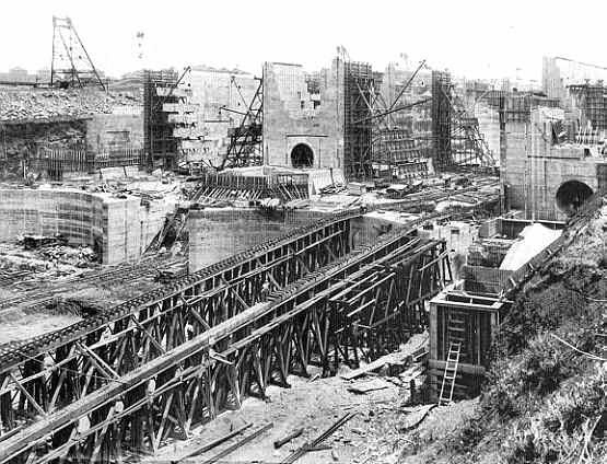 Inicio da construção do Canal de Suez