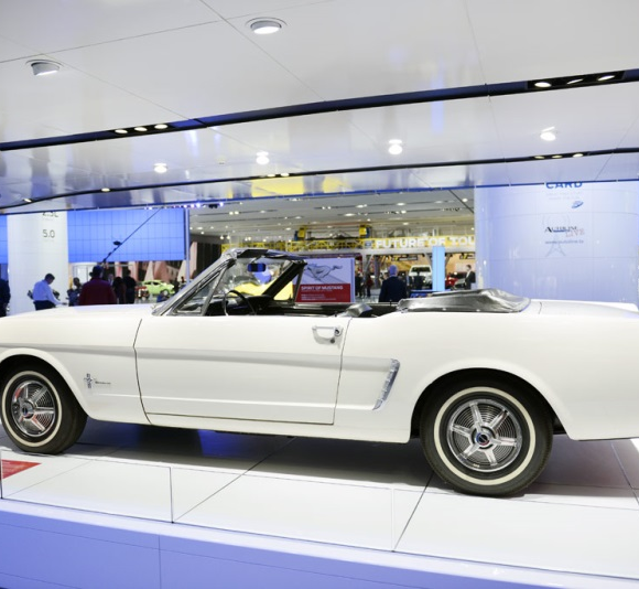 Lançamento do primeiro Ford Mustang