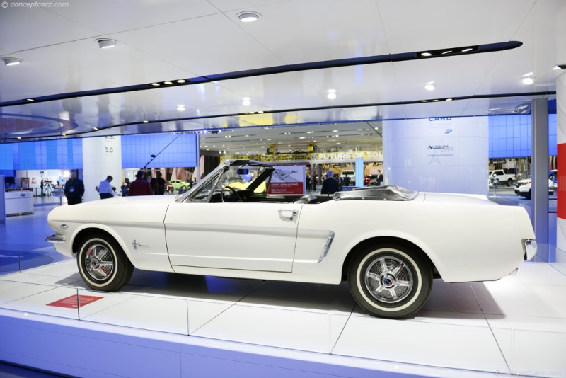 Lançamento do primeiro Ford Mustang