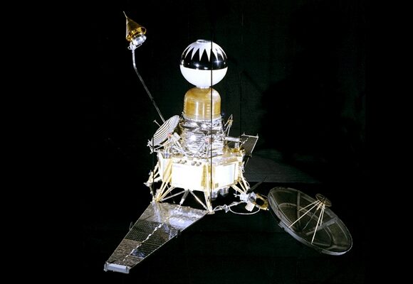 A sonda da NASA, Ranger 4, se despedaça no lado oculto da Lua.