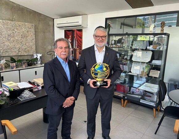 Fumtran homenageia Memorial da América Latina