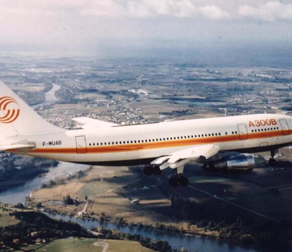 Entra em operação o avião de passageiros Airbus A300