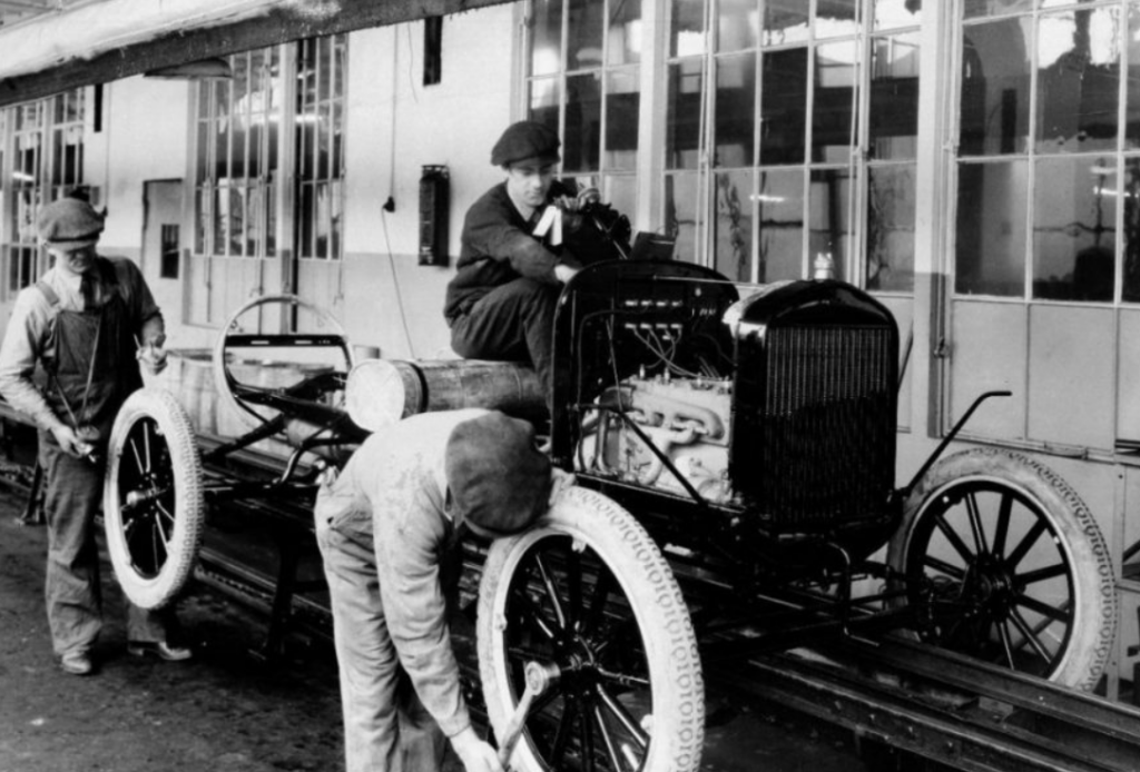 O último Ford Modelo T sai da linha de montagem