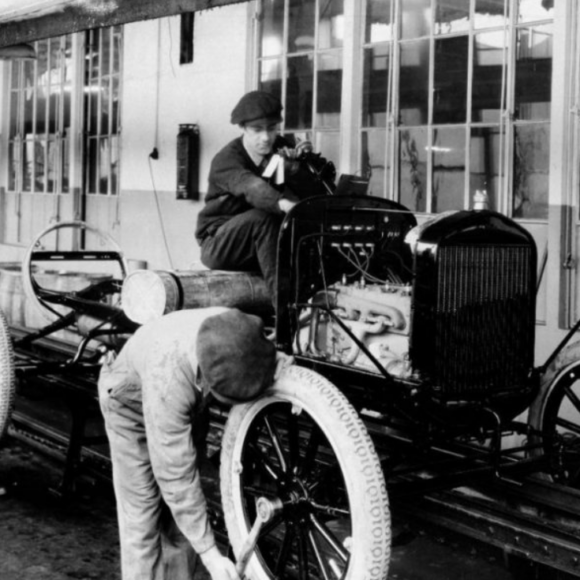 O último Ford Modelo T sai da linha de montagem