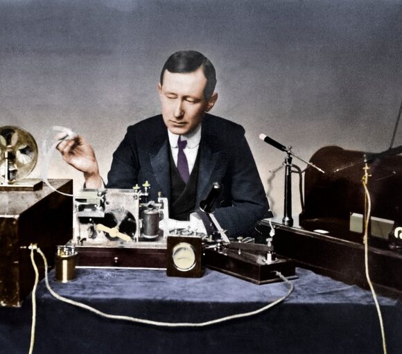 Marconi obteve a primeira patente britânica para um sistema de telegrafia sem fio (rádio)