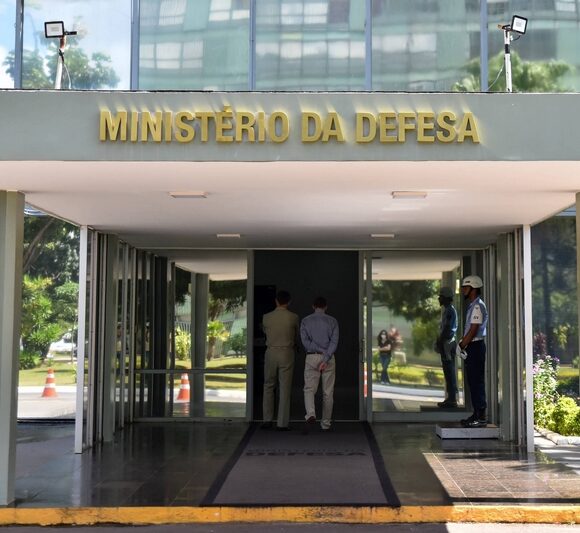 Criado o Ministério da Defesa do Brasil
