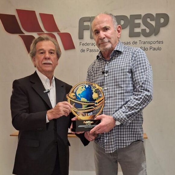 Presidente Antonio Luiz Leite entrega o troféu FuMTran 30 Anos à FETPESP