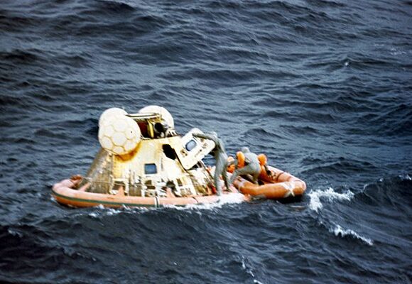 A missão Apollo 11 retorna à Terra