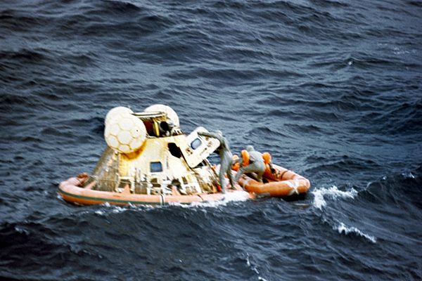 A missão Apollo 11 retorna à Terra A missão Apollo 11 retorna à Terra