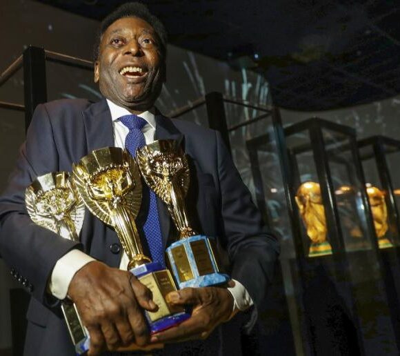 Pelé é eleito o “Atleta do Século” Pelé é eleito o “Atleta do Século”