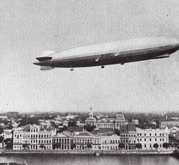 O dirigível alemão Graf Zeppelin inicia um voo de volta ao mundo