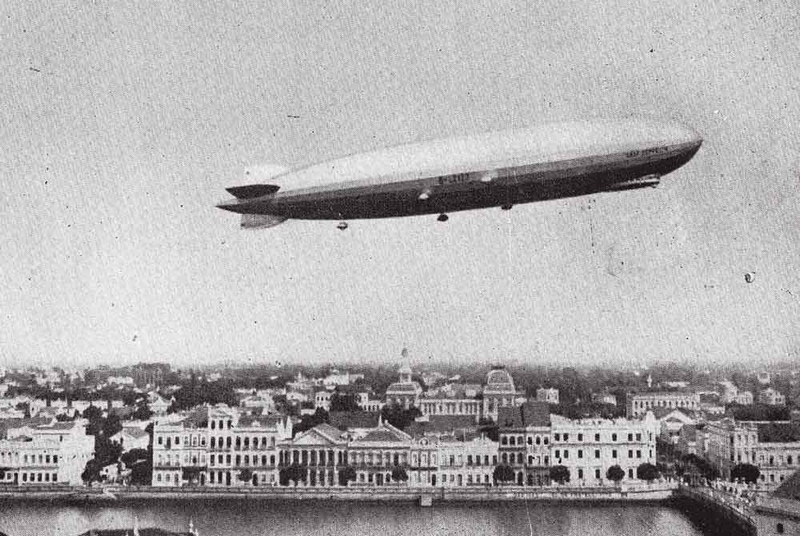 O dirigível alemão Graf Zeppelin inicia um voo de volta ao mundo